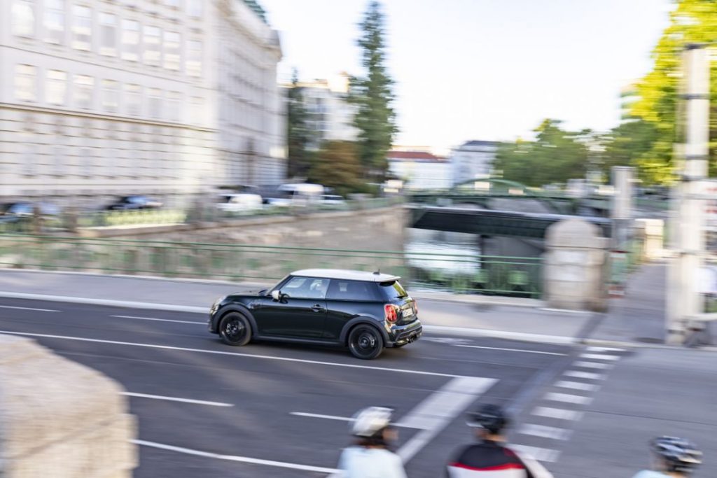 P90452365 highRes mini cooper s 3 door Motor16