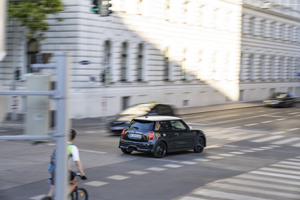 P90452366 highRes mini cooper s 3 door Motor16