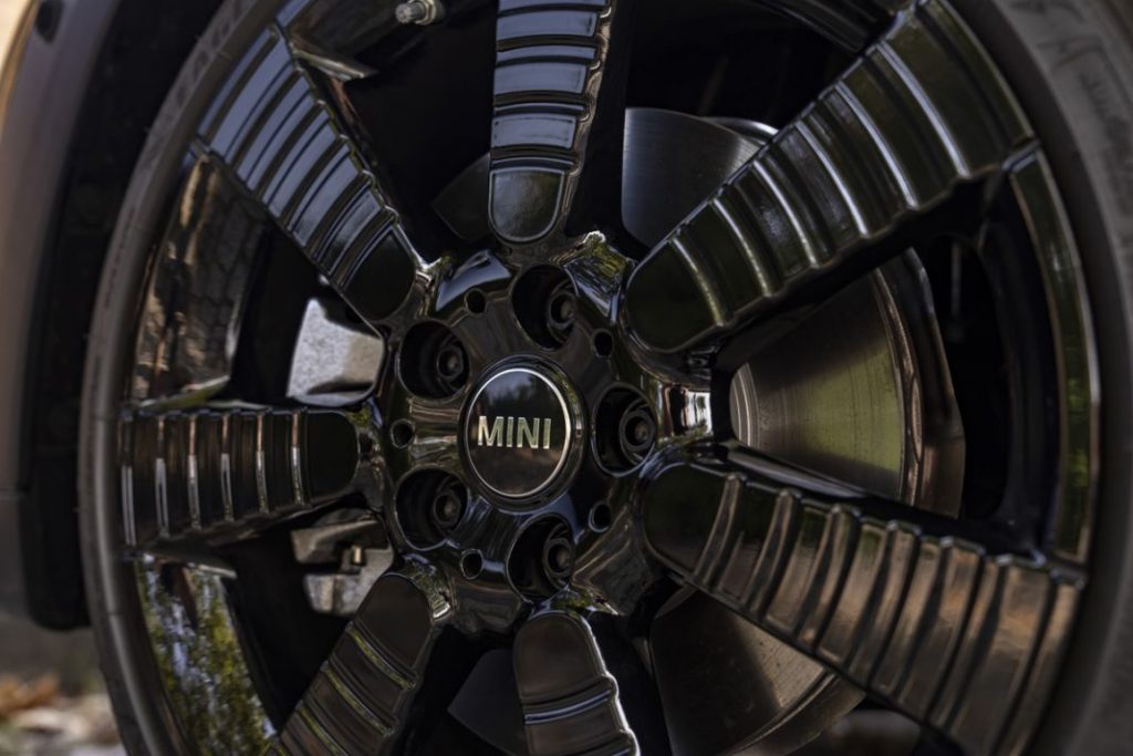 P90452392 highRes mini cooper s 3 door Motor16