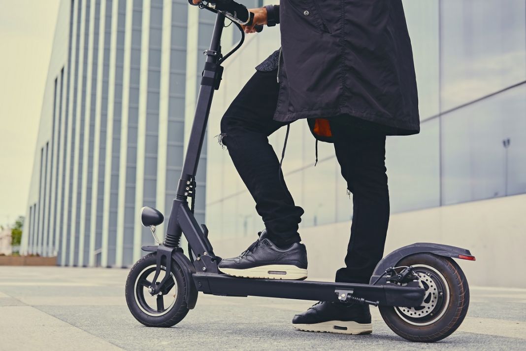 La ciudad que ha impuesto mano dura contra los patinetes eléctricos trucados. Pone multas con las que te puedes comprar un Seat Ibiza 26 Motor16 Patinetes homologados