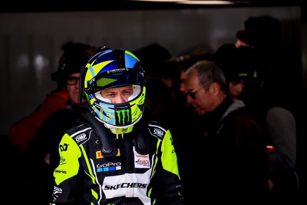 Valentino Rossi se pierde en boxes