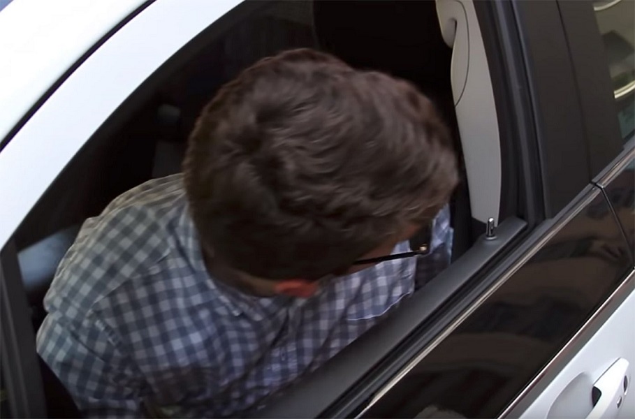 Abrir incorrectamente la puerta del coche