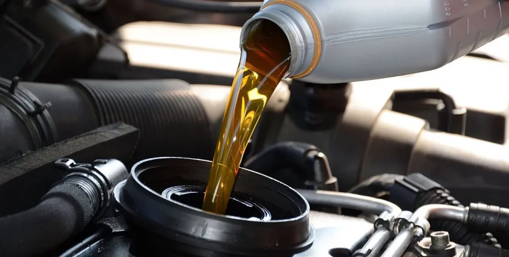 Revisa estas dos cosas de tu coche antes de salir de viaje 27 Motor16 Medir el aceite