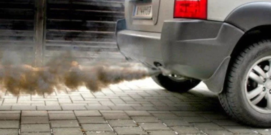 Esta es la diferencia entre el humo blanco o negro de tu coche averiado