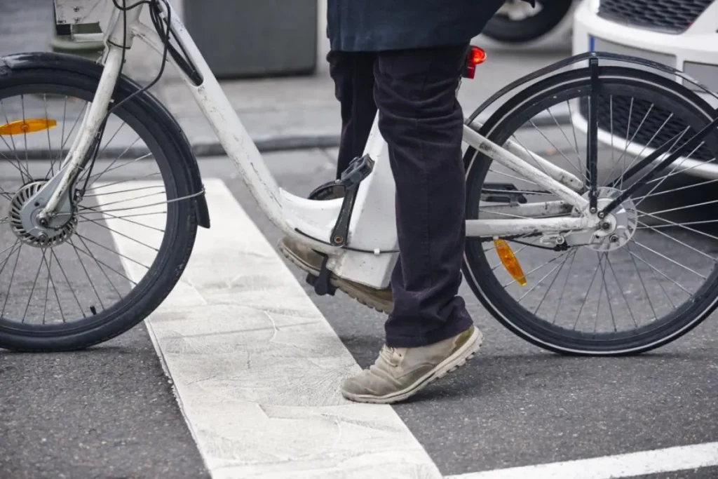 DGT: la nueva norma para adelantar a los ciclistas en carretera 63 Motor16 ¿Se puede llevar un acompañante en la bici?