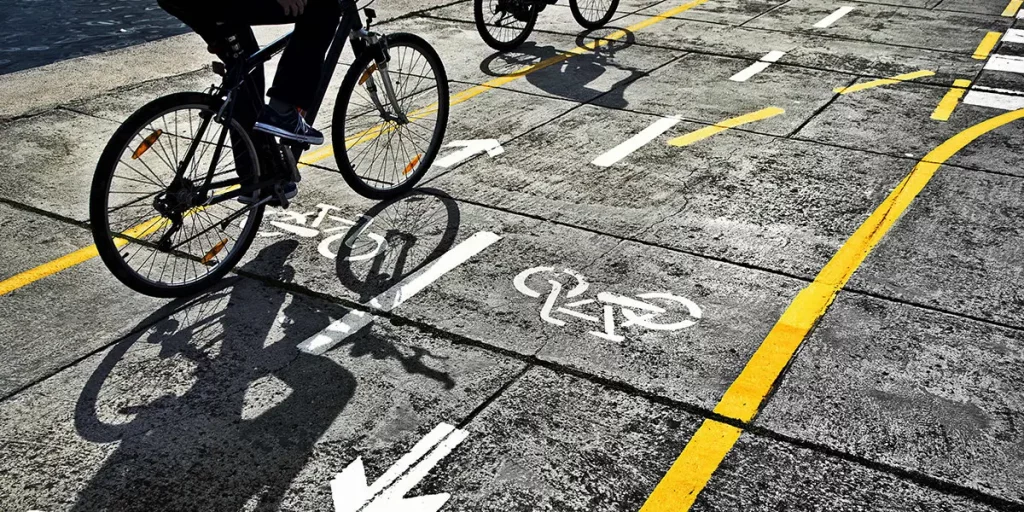 DGT: la nueva norma para adelantar a los ciclistas en carretera 60 Motor16 Decenas de ciclistas fallecidos en 2021
