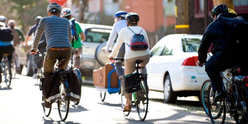 La práctica habitual de los ciclistas que indigna a los conductores. Y piden multa para ello 46 Motor16 Debes eliminar la mala costumbre