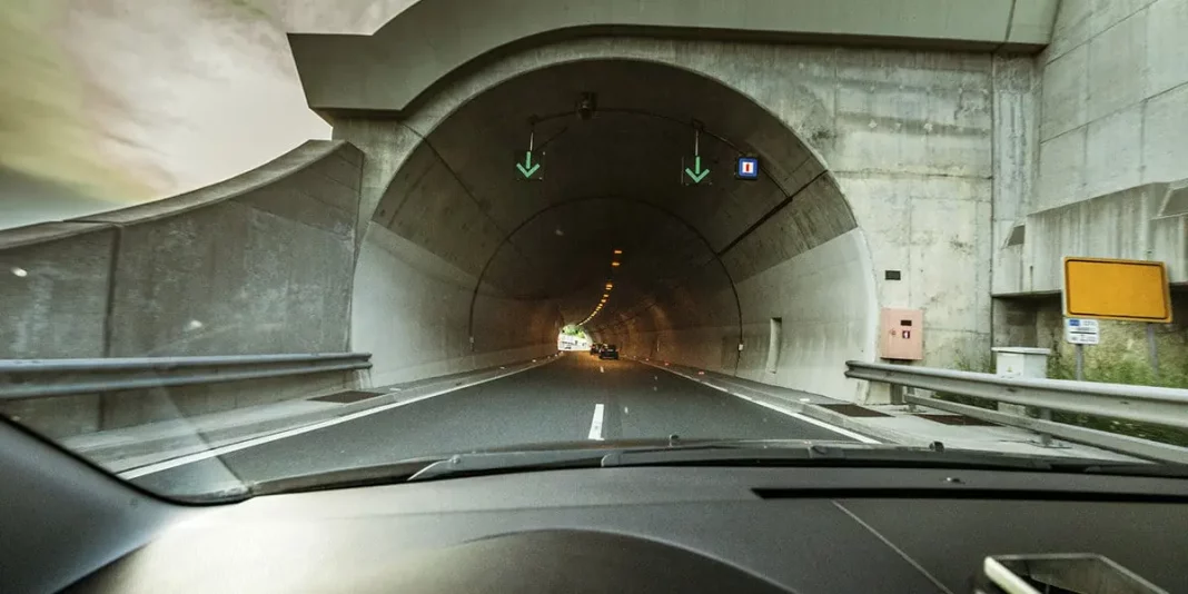 DGT: Así debes circular por un túnel para evitar una multa