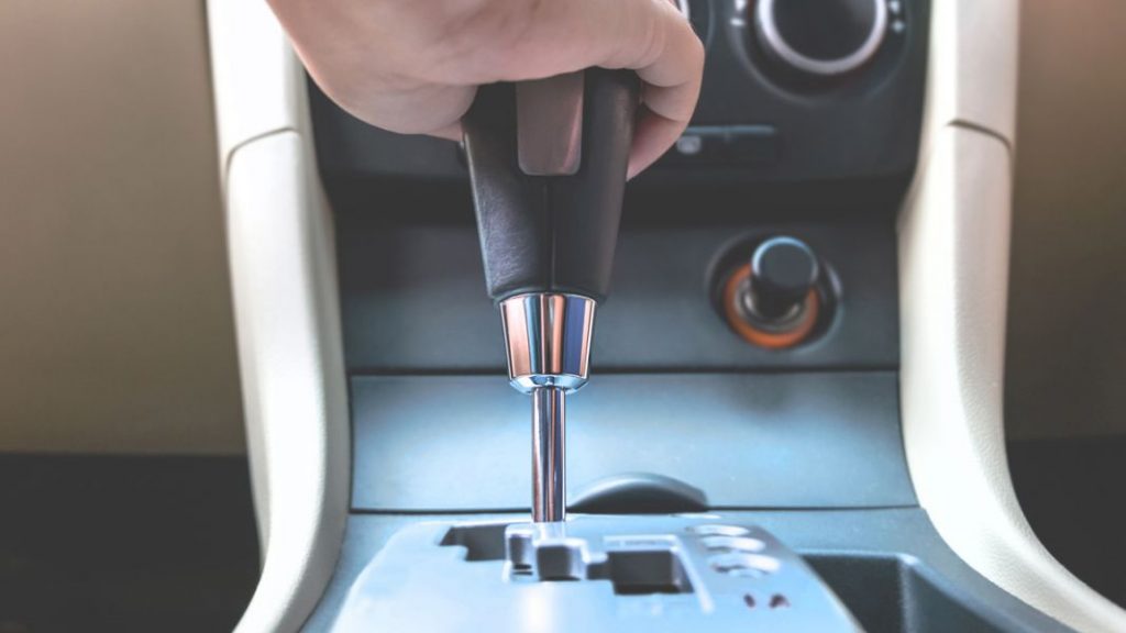 La única forma correcta de aparcar tu coche automático y no destrozar su caja de cambios 90 Motor16 ¿Qué significa este código?