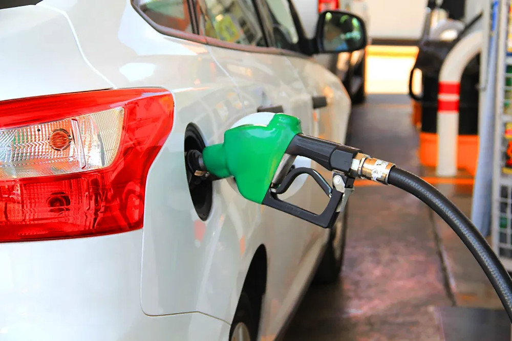 La única forma de seguir ahorrando hasta un 5% a la hora de llenar tu coche en 2024 104 Motor16 La bomba de combustible del coche