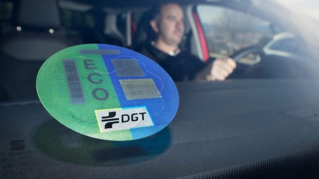 ¿Dónde puedo conseguir la etiqueta medioambiental de la DGT de mi coche? 96 Motor16 ¿Miente la etiqueta ECO?