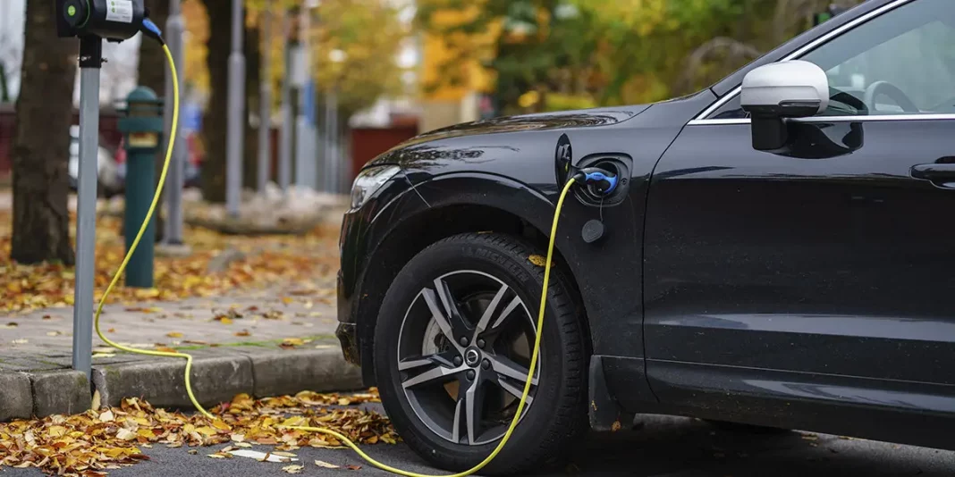 La diferencia entre la carga de eléctricos con 400 y 800 voltios