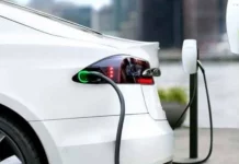 ¿Tienes un coche híbrido, híbrido enchufable o eléctrico? Estos son los errores que cometes en verano y que podrían traducirse en una cara avería