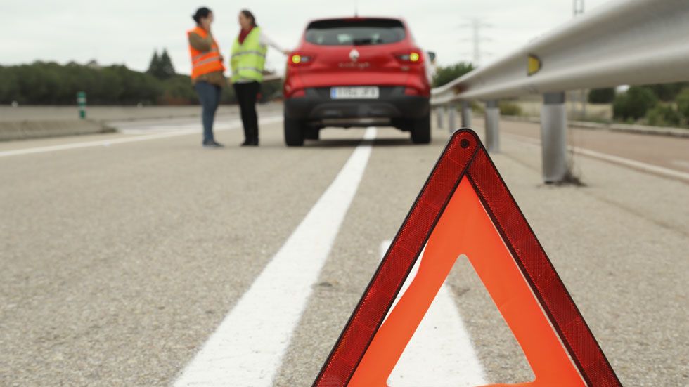 La multa de la DGT por un adelantamiento prohibido 134 Motor16 Vehículo inmovilizado en el carril por el que se circula