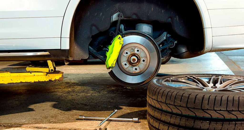 Cómo cambiar los neumáticos sin ir al taller 144 Motor16 5-Coloca la nueva