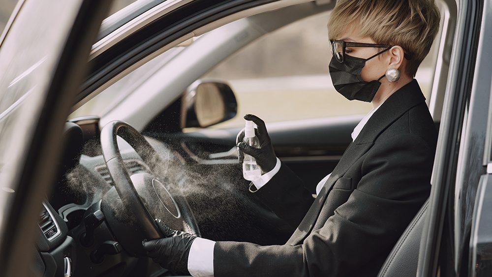 El mejor método para limpiar las alfombrillas del coche 128 Motor16 limpieza