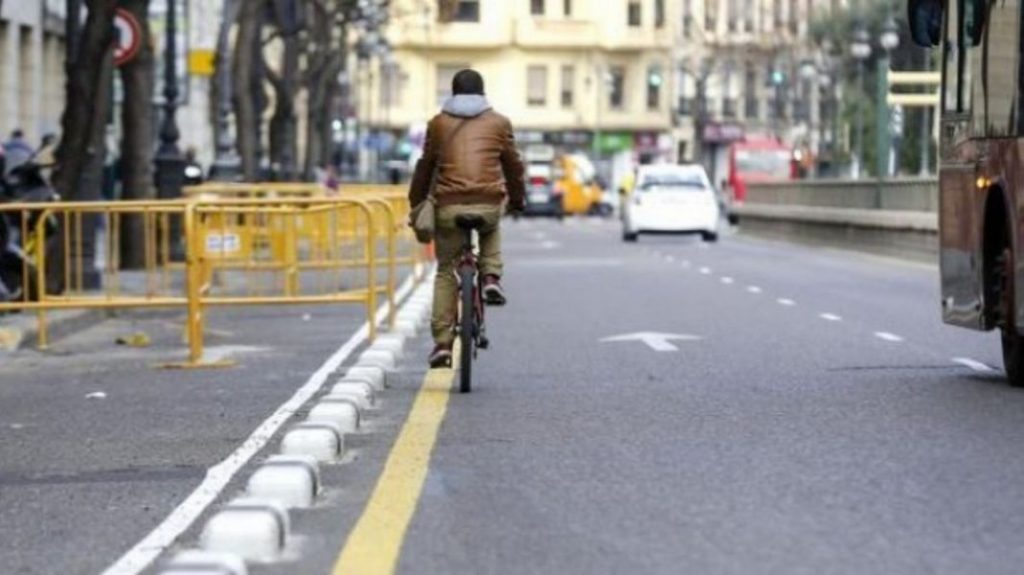 ‘Porque puedo y porque quiero’: El ciclista que incendia las redes sociales al ir por la carretera cuando hay carril bici 141 Motor16 ciclista