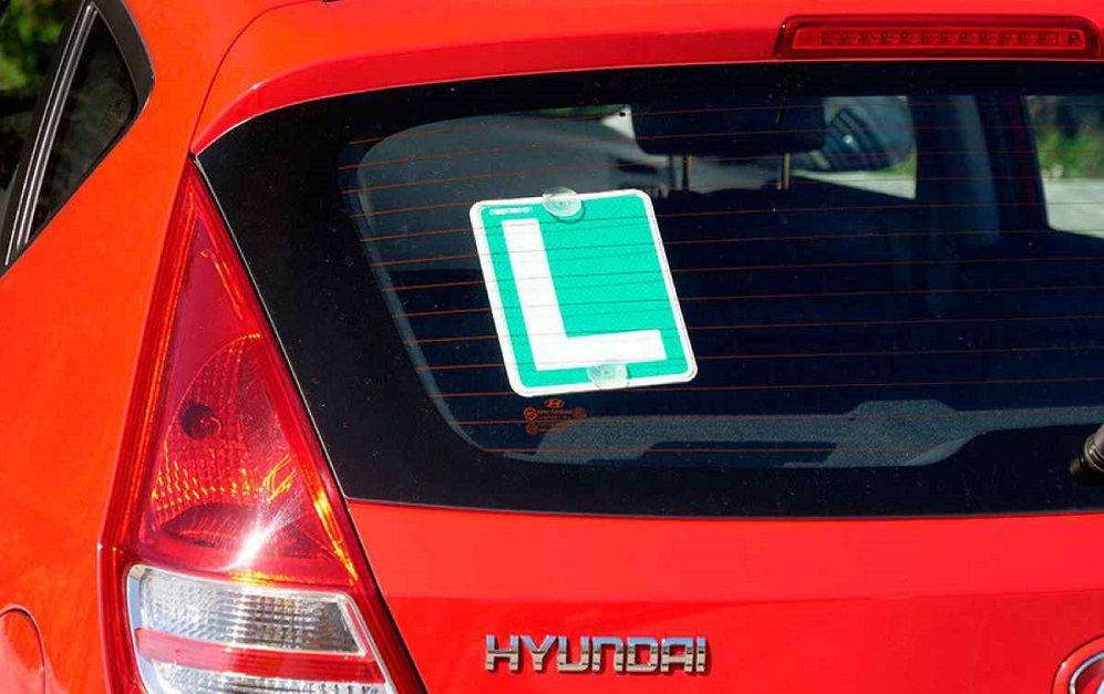 ¿Dónde debe colocarse el cartel?