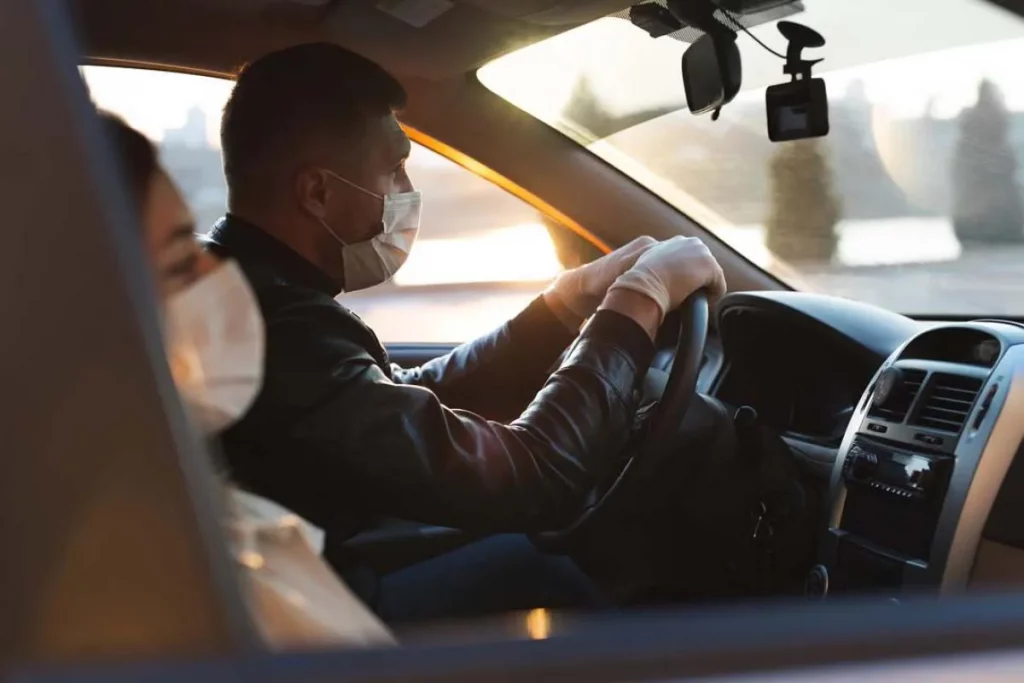 Mascarilla en coches, autobús y metro: cuándo llevarla para que no te multen 20 Motor16 ¿Qué pasa con la mascarilla en nuestro coche?