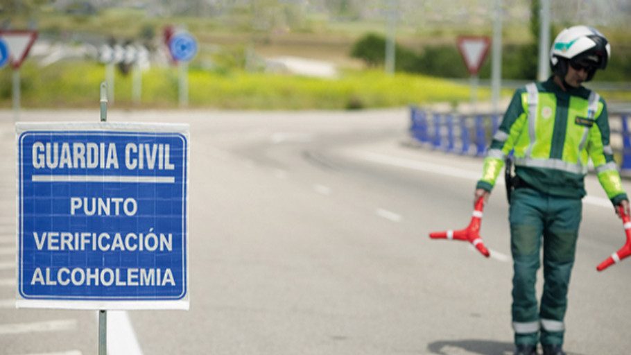 Las multas más caras que te puede poner la DGT en España 121 Motor16 Multa por llevar el móvil incorrectamente