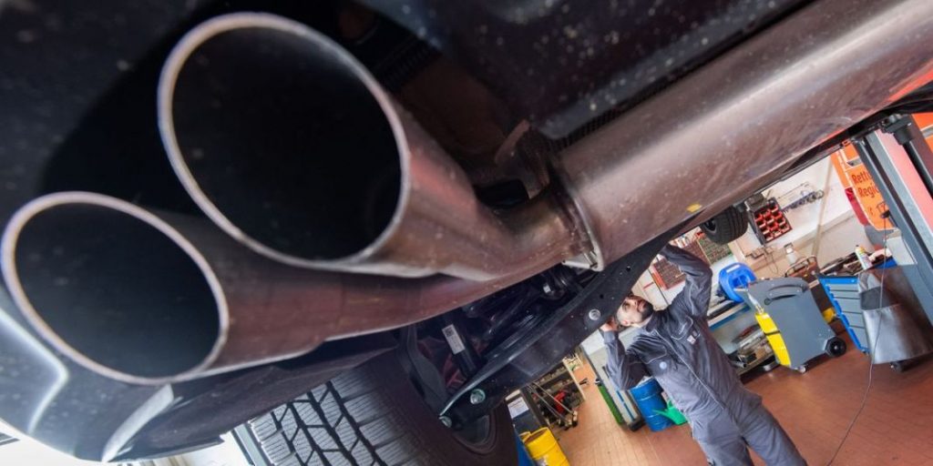 La Policía alerta del robo que se ha hecho viral a quienes conducen con la ventanilla del coche bajada 172 Motor16 7-Sistema de escape y catalizadores