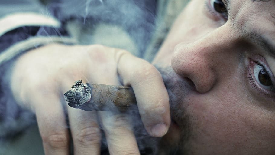 Fumar en el coche: ¿Está ya prohibido por la DGT? 65 Motor16 fumar