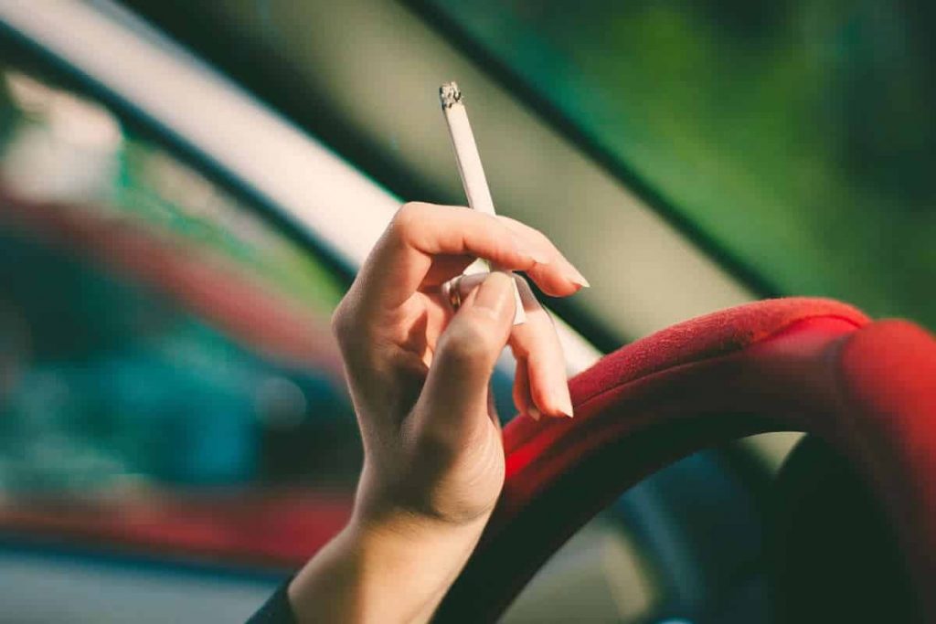 Fumar en el coche: el aviso de la Guardia Civil a los conductores que siguen haciéndolo 1 Motor16 fumar