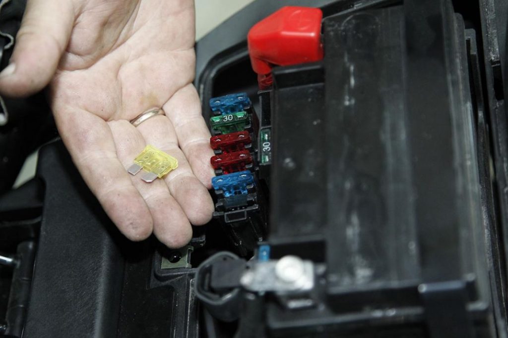 El motor del coche no arranca por culpa de un fusible