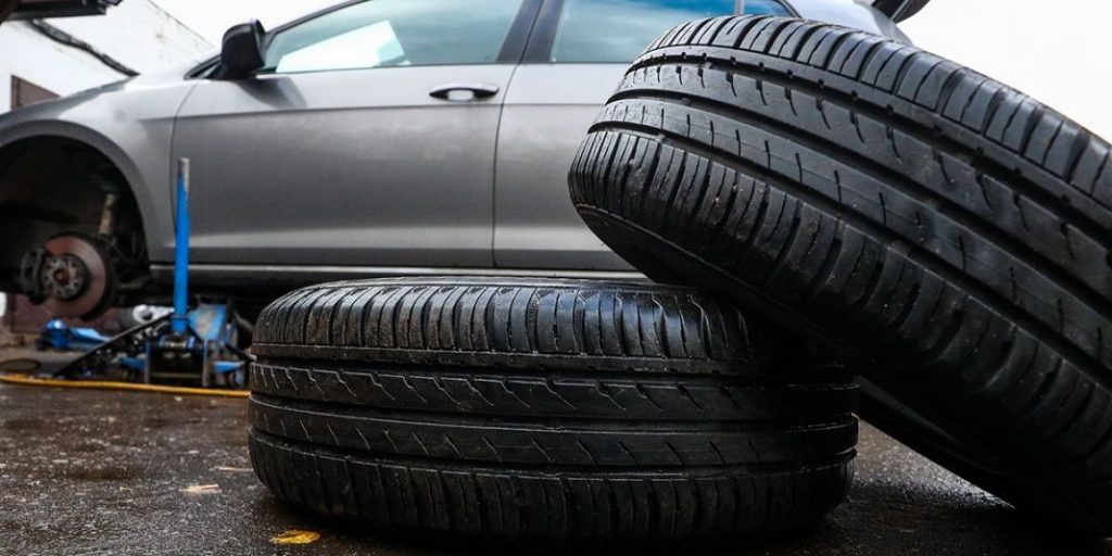 Cómo cambiar los neumáticos sin ir al taller 146 Motor16 7-Guarda tus herramientas de seguridad