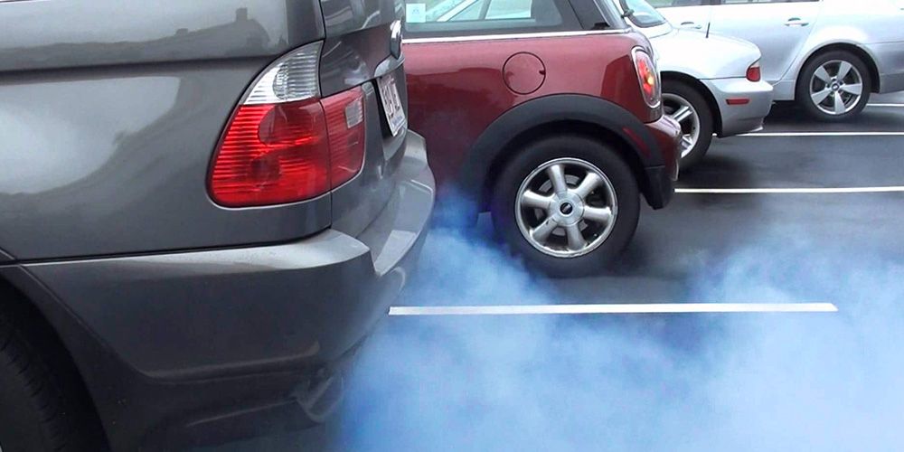 humo azul coche Motor16