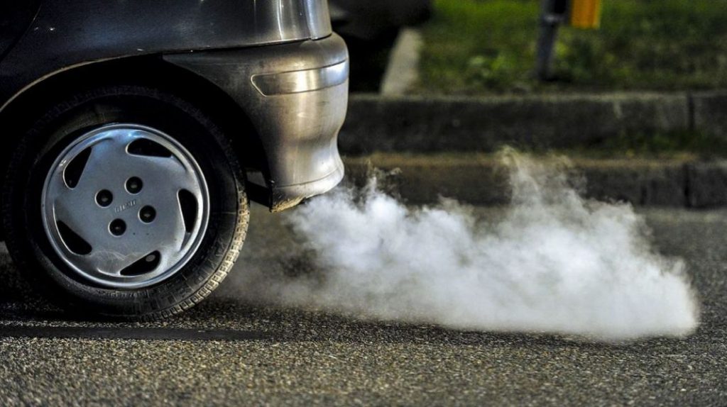 Humo de tono grisáceo en el coche