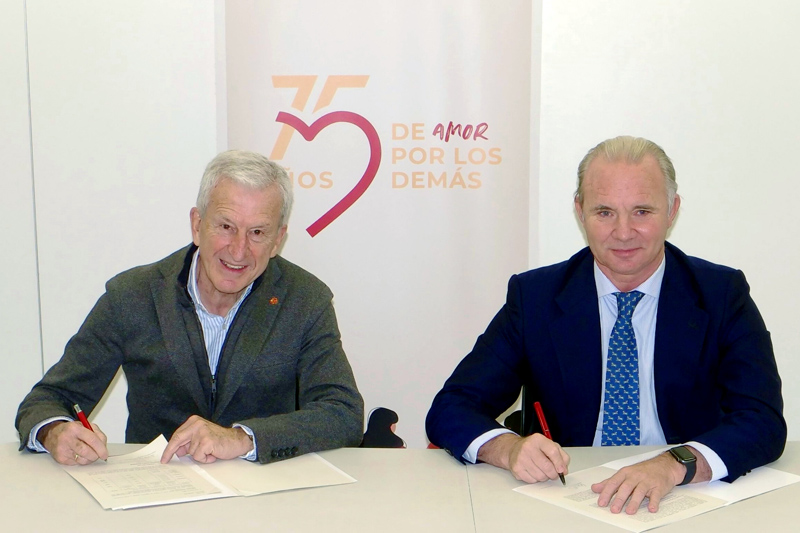 Hyundai entrega 3 coches VIVe a Cáritas.