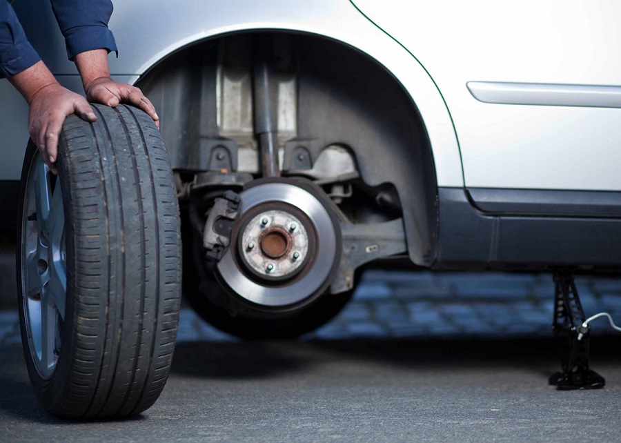 Cómo cambiar los neumáticos sin ir al taller 142 Motor16 3-Eleva el auto