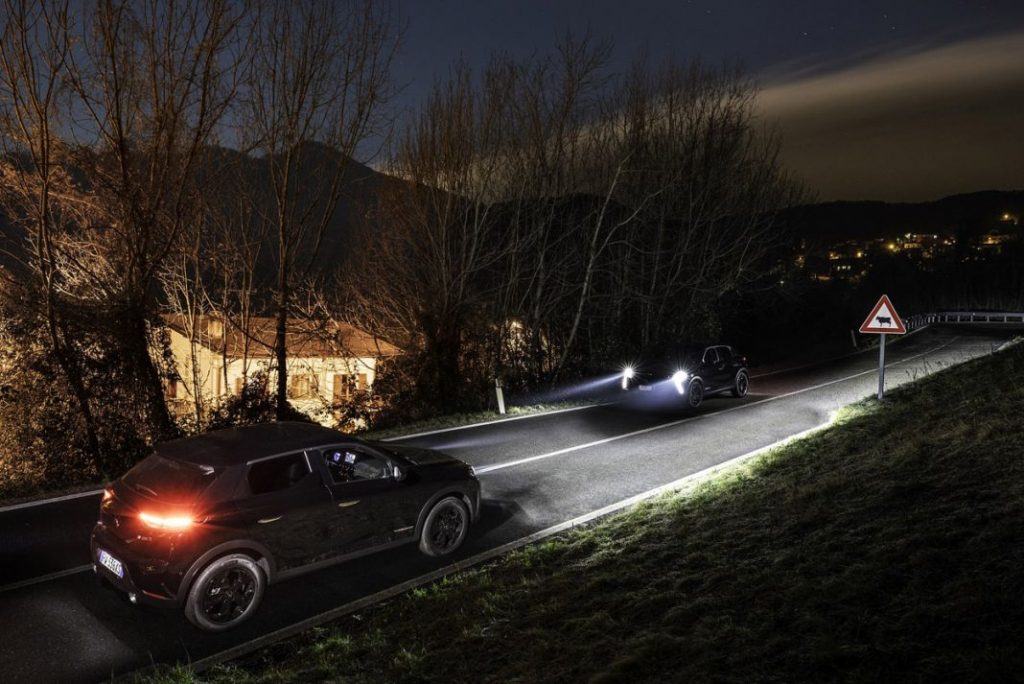 Cruce con otro coche por la noche