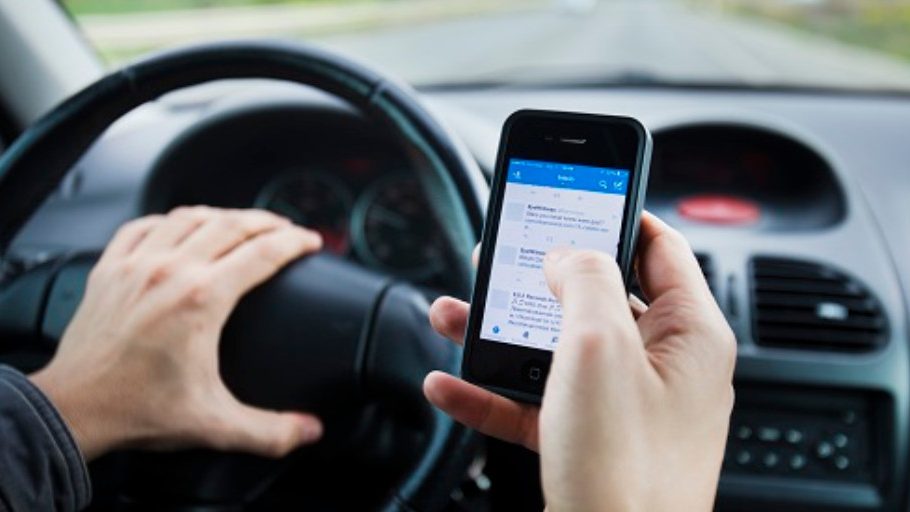 Waze o Google Maps: la mejor aplicación para evitar atascos 34 Motor16 Manejar usando el teléfono móvil