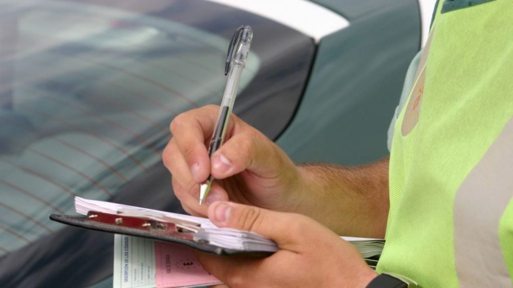 La DGT te multará con 500 euros si llevas este objeto en Semana Santa 51 Motor16 dgt