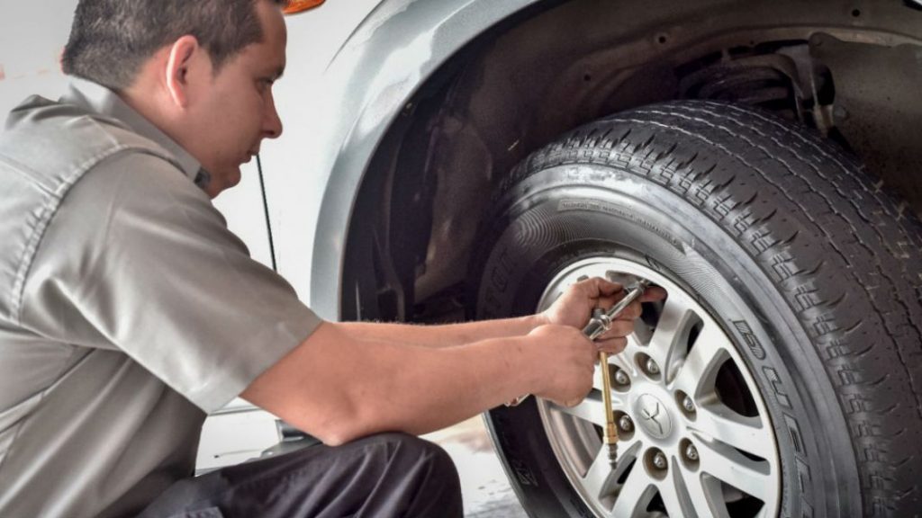 Cómo cambiar los neumáticos sin ir al taller 143 Motor16 4-Retira el neumático deteriorado