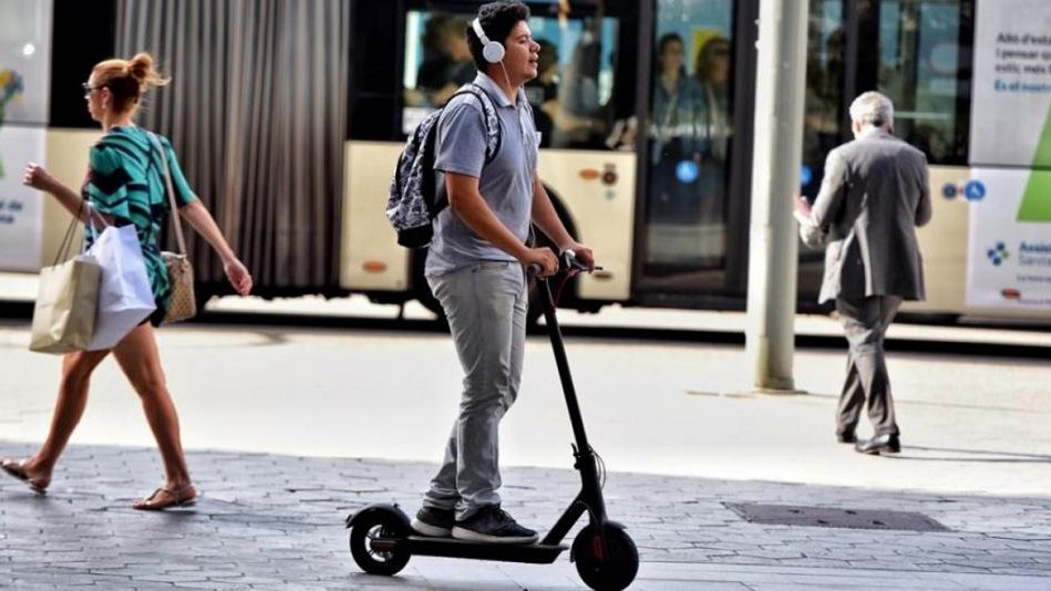 Los usuarios de patinetes no pueden llevar auriculares.