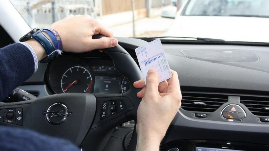 La CNAE pide a la DGT que agilice las colas para obtener el carné de conducir.