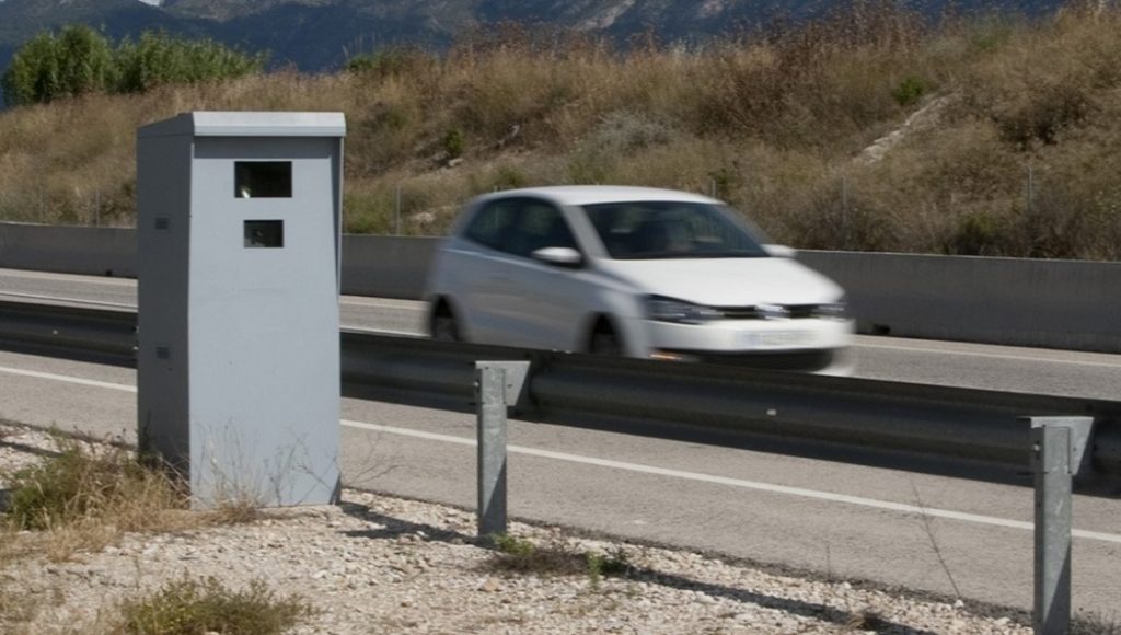 La velocidad exacta a la que saltan los radares de la DGT 129 Motor16 Señalizar cajas también funciona