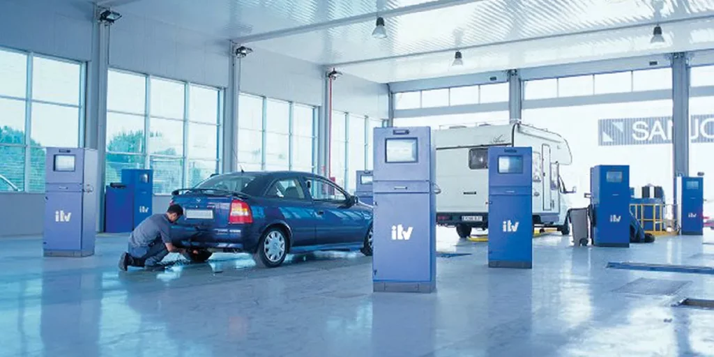 Esto es lo que pasa si tienes un accidente y tu coche no tiene la ITV 52 Motor16 ¿Cada cuánto debo asistir a la revisión?