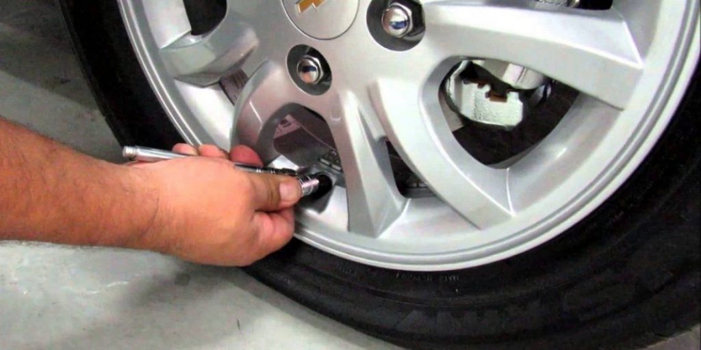 Cómo cambiar los neumáticos sin ir al taller 141 Motor16 2-Afloja las tuercas