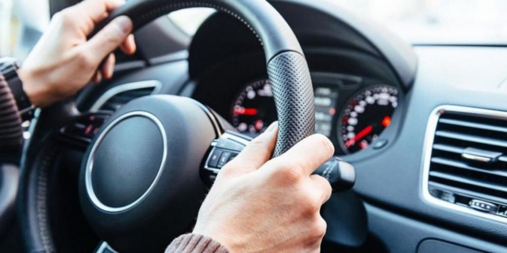Señales de que debes cambiar las ruedas de tu coche 19 Motor16 Vibraciones en el volante