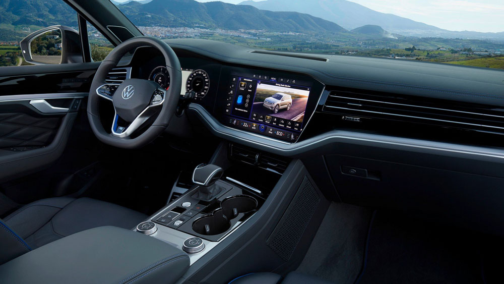 Los 10 SUV con etiqueta 0 emisiones más potentes a la venta 2 Motor16 VW Touareg R. Interior.