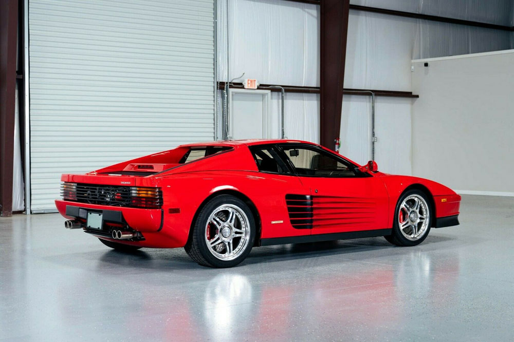 Este Ferrari Testarossa es extremadamente potente y te busca 2 Motor16 1987 Ferrari Testarossa Biturbo. Imagen estudio.