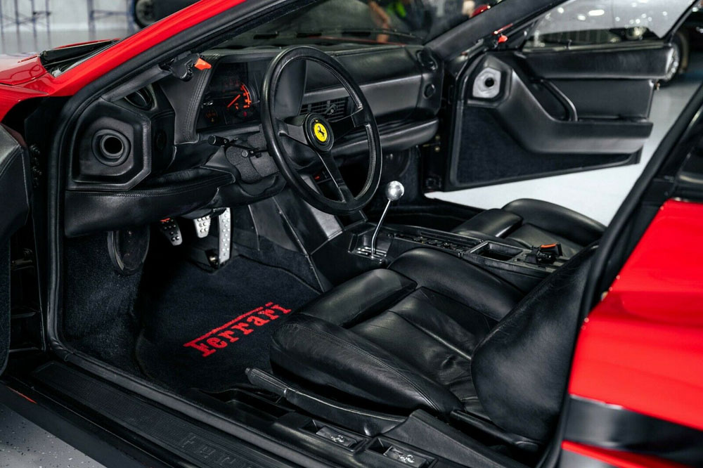 Este Ferrari Testarossa es extremadamente potente y te busca 3 Motor16 1987 Ferrari Testarossa Biturbo. Imagen interior.