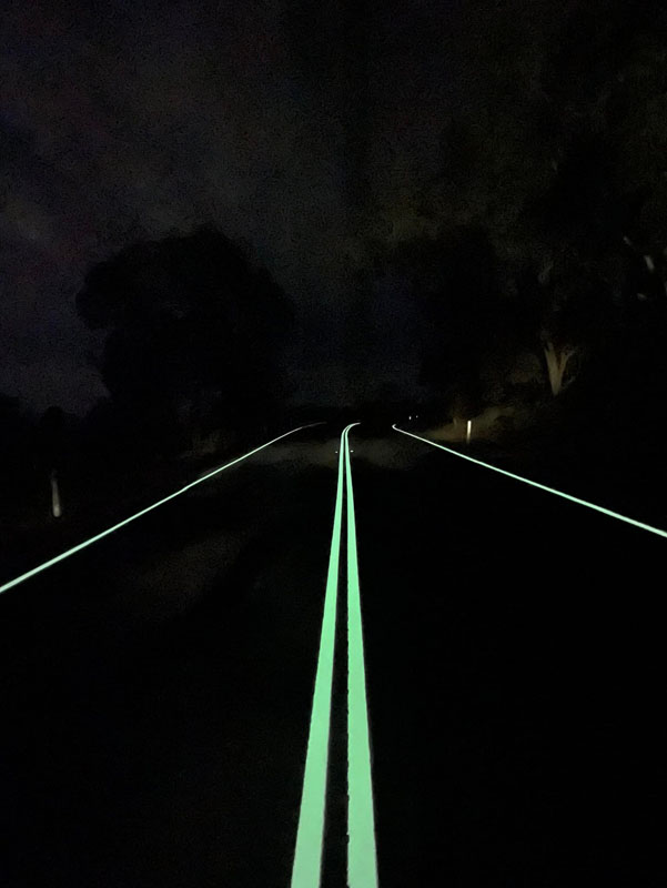 Estas líneas en la carretera salvan vidas, pero no las verás por aquí 3 Motor16 2022 Australia lineas carretera luminiscentes 1 Motor16