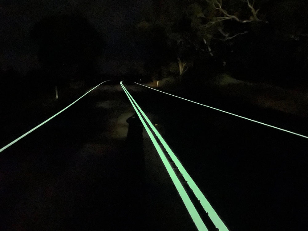 Estas líneas en la carretera salvan vidas, pero no las verás por aquí 6 Motor16 2022 Australia lineas carretera luminiscentes 4 2 Motor16