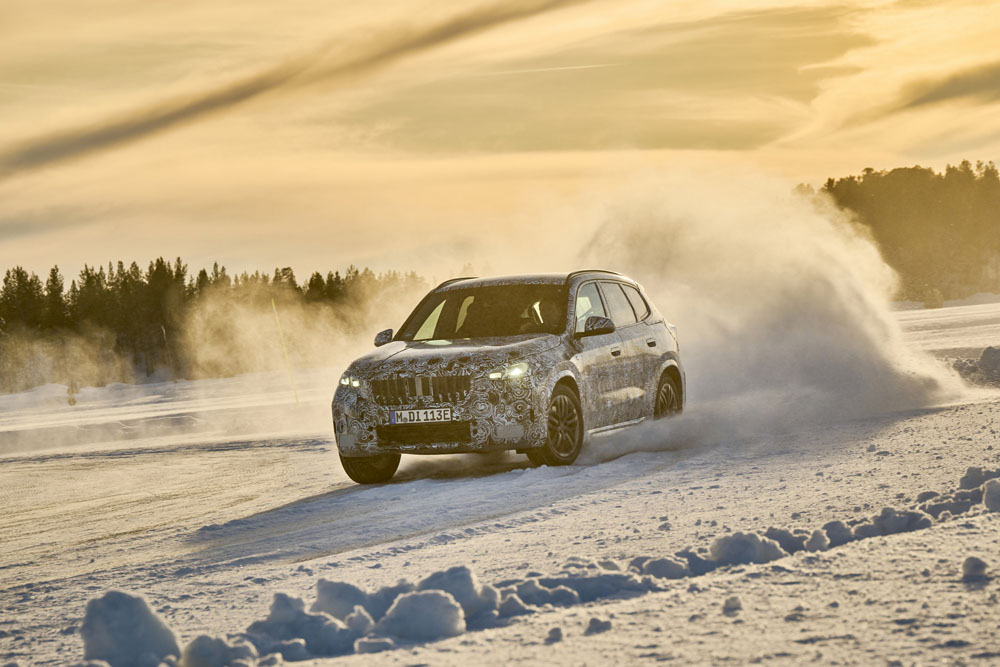 2022 BMW iX1 Test. Imagen movimiento frontal.