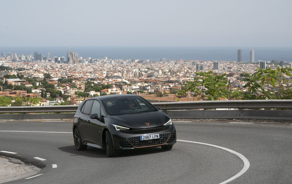 Más autonomía para el Cupra Born 2 Motor16 2022 Cupra Born 77 kWh. Movimiento frontal.